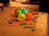 Собака лопает воздушные шарики